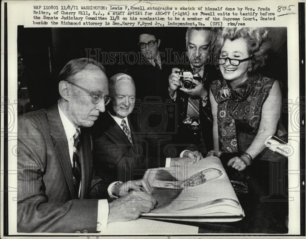 1971 Press Photo Lewis F.Powell,Associate Justice of USA signs autograph. - Historic Images