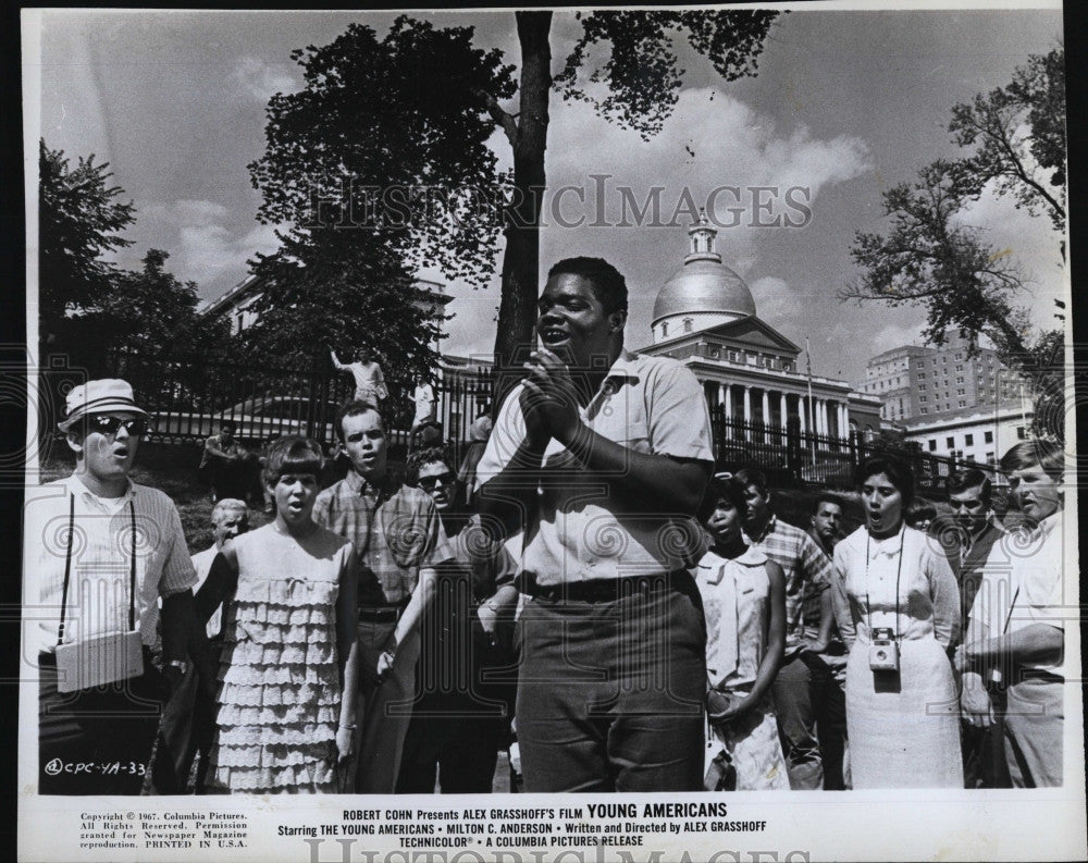 1967 Press Photo Ken Prymus leads song in scene from "Young Americans". - Historic Images