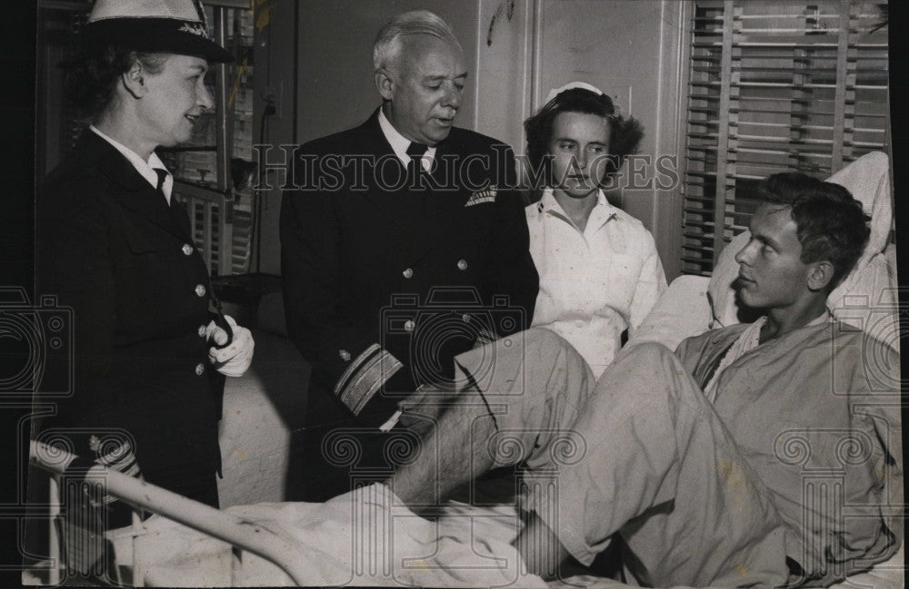 1951 Press Photo Wounded Marine Robert Munro talk to Adm.Lamont Pugh,Surgeon. - Historic Images