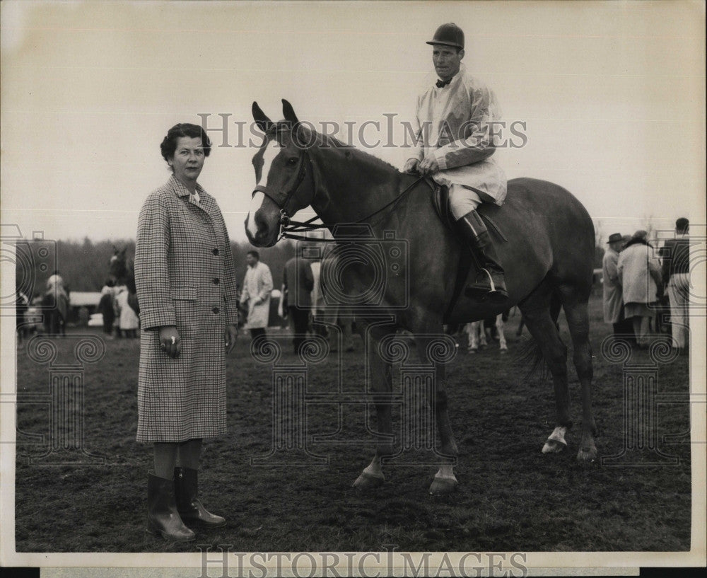 1961 Press Photo Mrs. William Potter Junior With Horse Pampered Robert Ridley - Historic Images