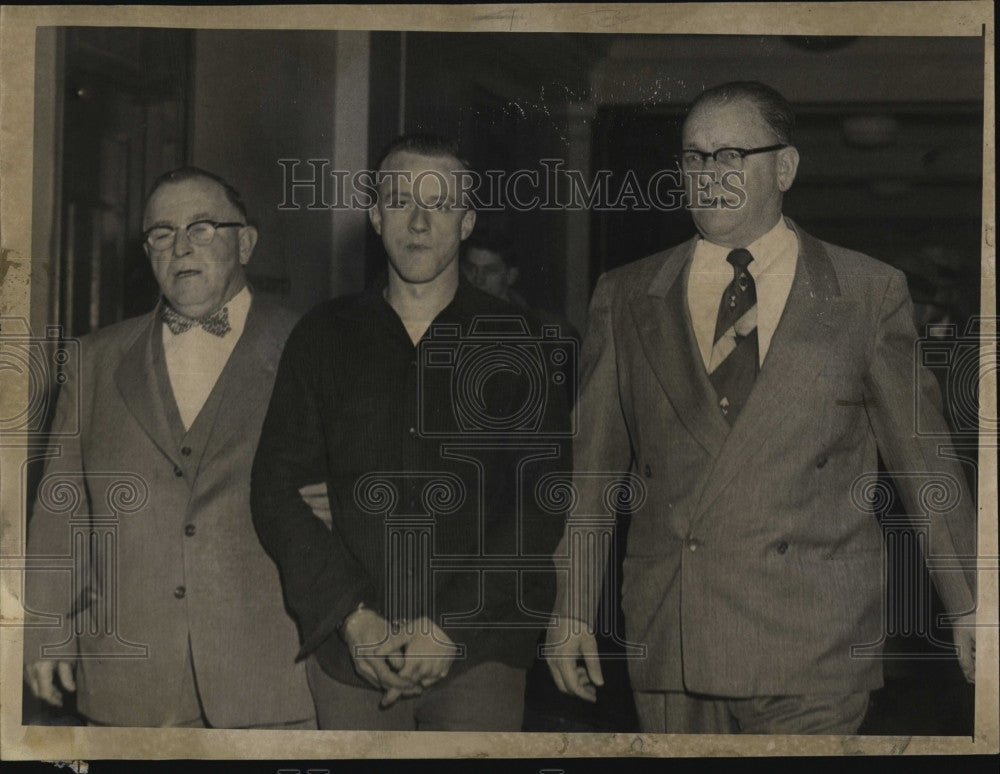 1954 Press Photo Joseph Potvin Flanked Marshals Frank Shannon Edward Mahoney - Historic Images