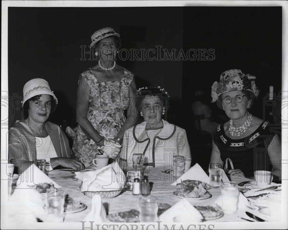 1960 Press Photo Guild of Infant Saviour Surf Luncheon Meeting Nantasket Beach - Historic Images