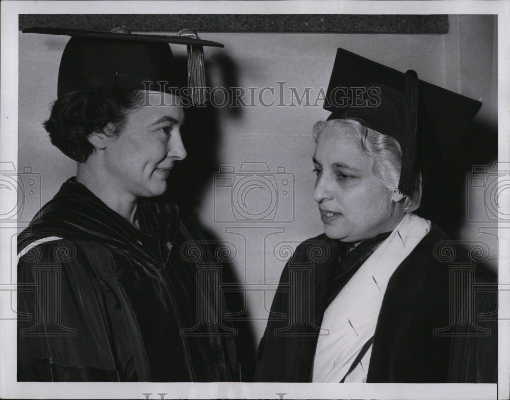 1950 Press Photo Margaret Clapp &amp; Vijaya Pardit At Graduation - Historic Images