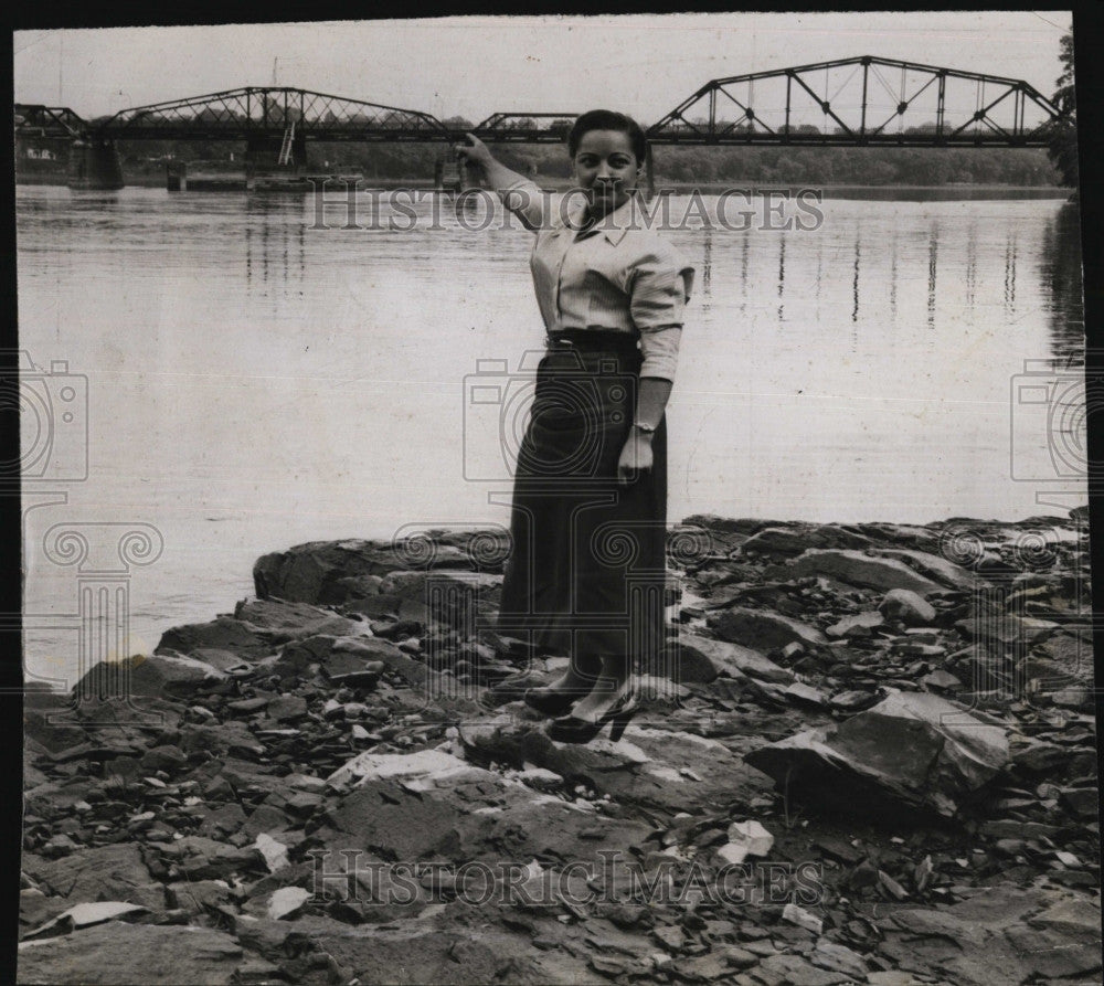 1954 Press Photo Phyllis Erickson Points To Where Body Of Melvin Clark Found - Historic Images