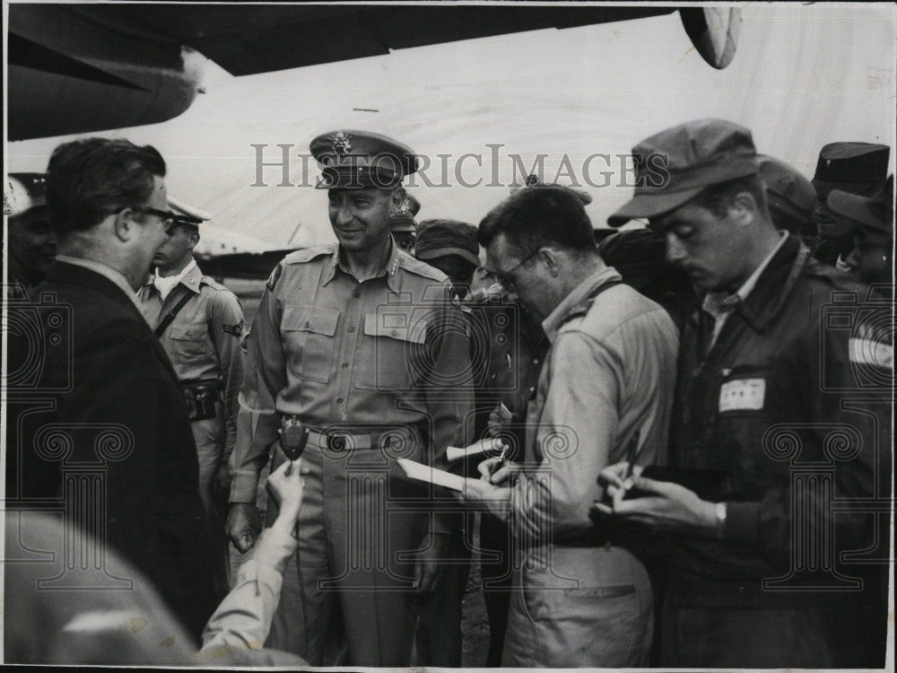 1953 Press Photo Gen Mark Clark Meets Media In Seoul, Korea - Historic Images