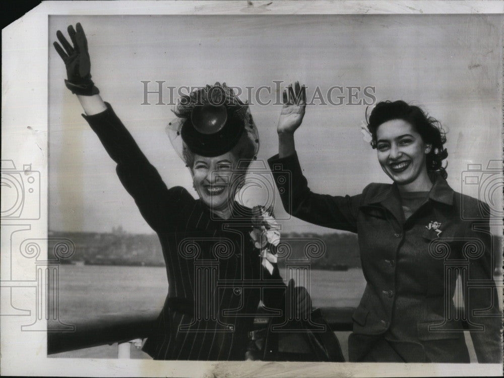 1946 Press Photo Wife of General Mark W. Clark, Daughter Patricia Ann Wave - Historic Images