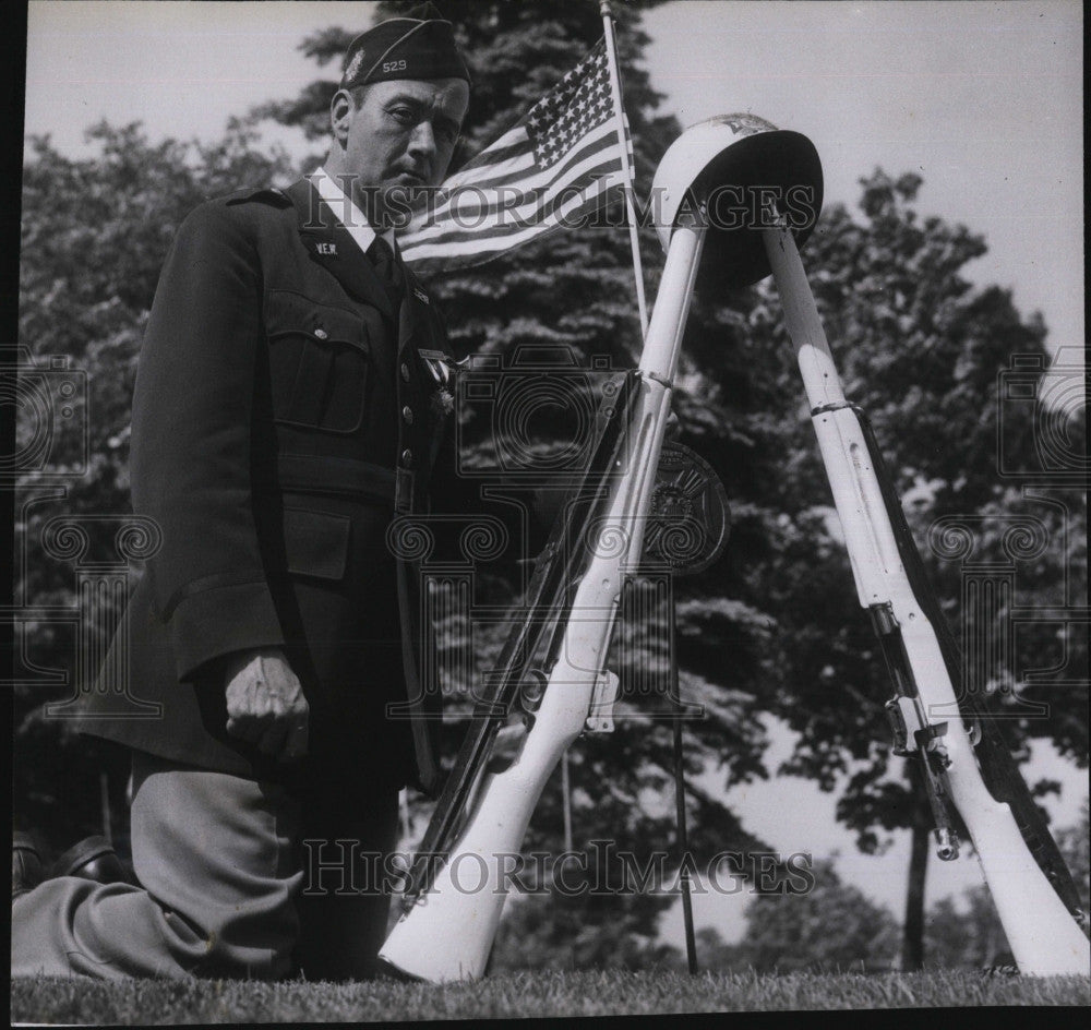 1959 Press Photo Commdr. Henry Clancy Decorates VFW Graves in Boston - Historic Images