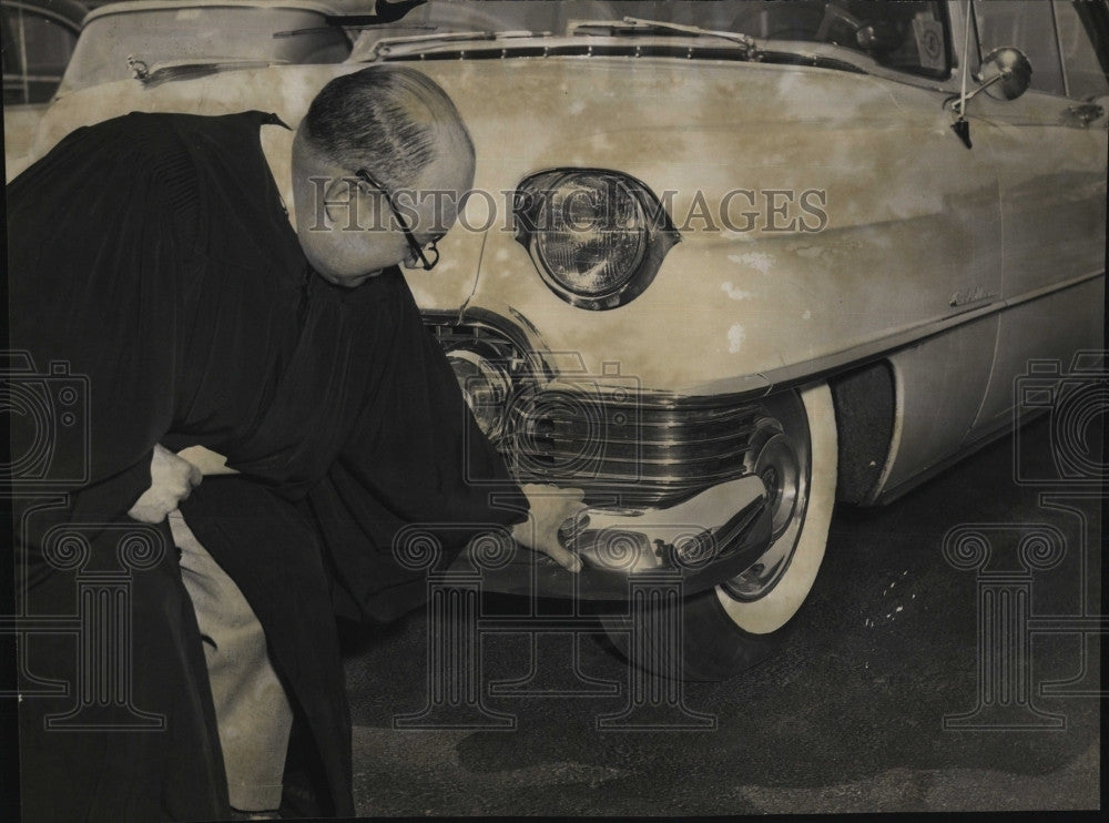 1958 Press Photo District Court Judge Louis Farley examines auto bumper damage - Historic Images