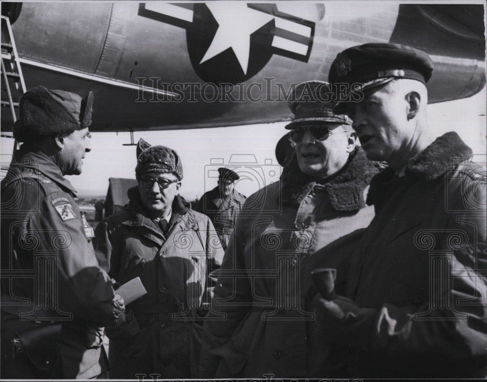 1951 Press Photo Int&#39;l News Editor-in-Chief Barry Farris &amp; Gen.Douglas MacArthur - Historic Images