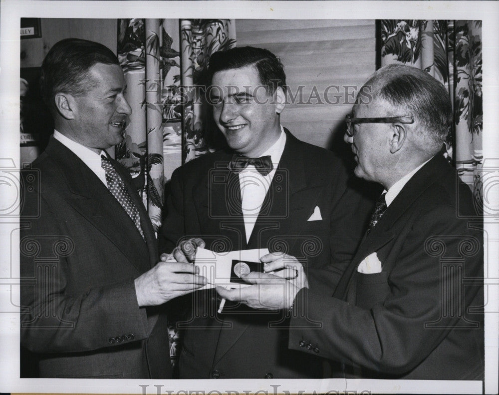 1952 Press Photo Jack Lotto,of New York staff News,receive George Holmes Award. - Historic Images