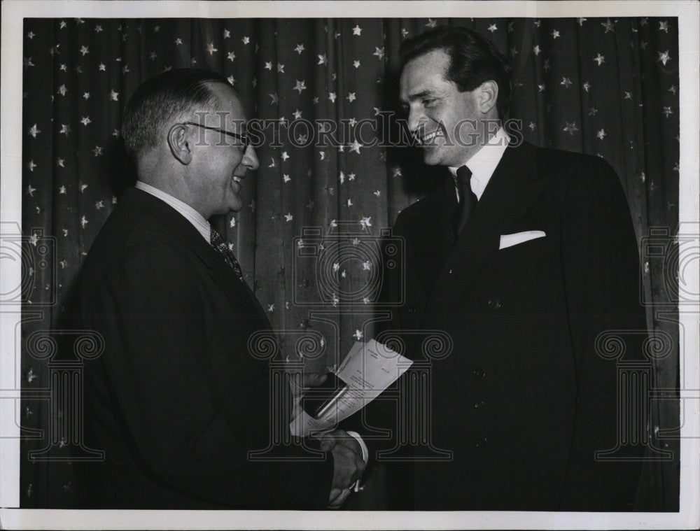 1950 Press Photo Kingsbury Smith of Europe Intl. News wins George Holmes Award. - Historic Images