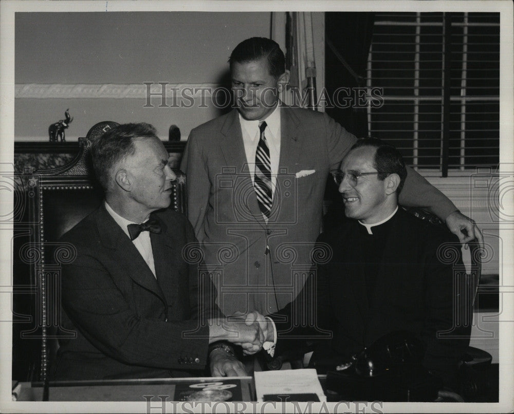 1956 Press Photo Gov.Herter meets Director of Don Bosco School Rev.Fardellone. - Historic Images