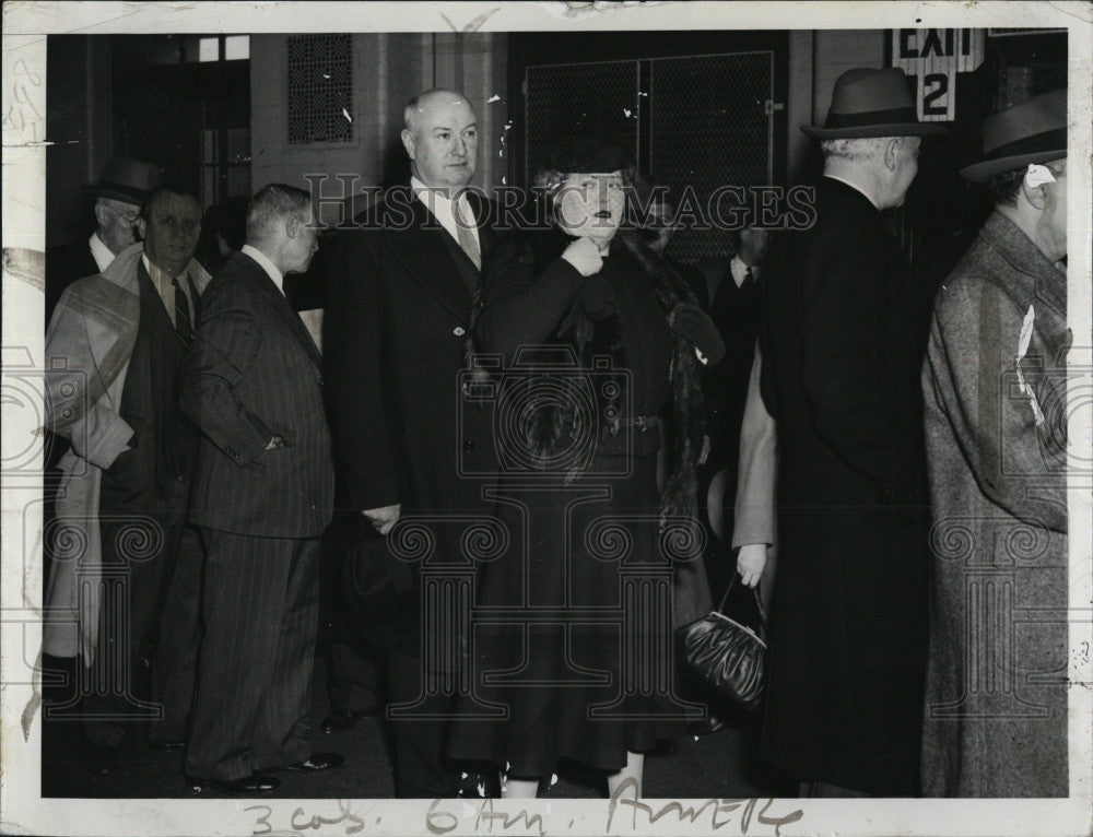 1940 Press Photo Mr. and Mrs.James A.Farley awaits to Votel. - Historic Images