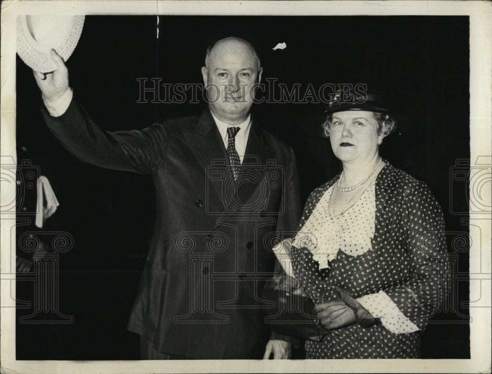 1935 Press Photo Postmaster Gen. James A. Farley with wife, leaves New York . - Historic Images