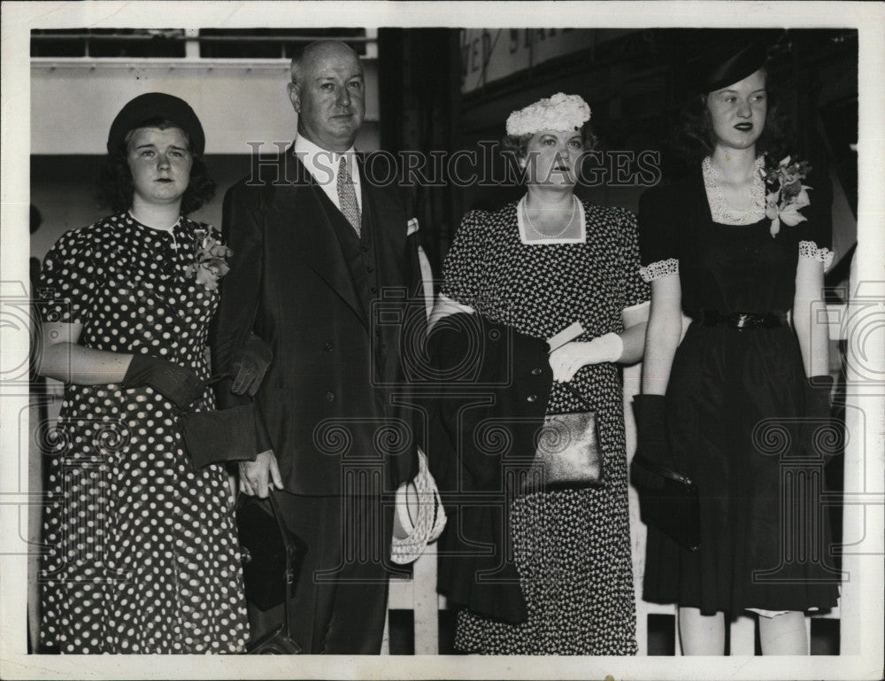 1939 Press Photo Postmaster General James A.Farley with family sail to Europe. - Historic Images