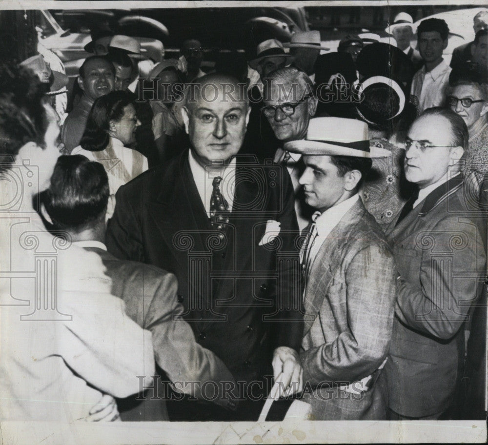 1948 Press Photo A Man posing for a photo in a crowd - Historic Images