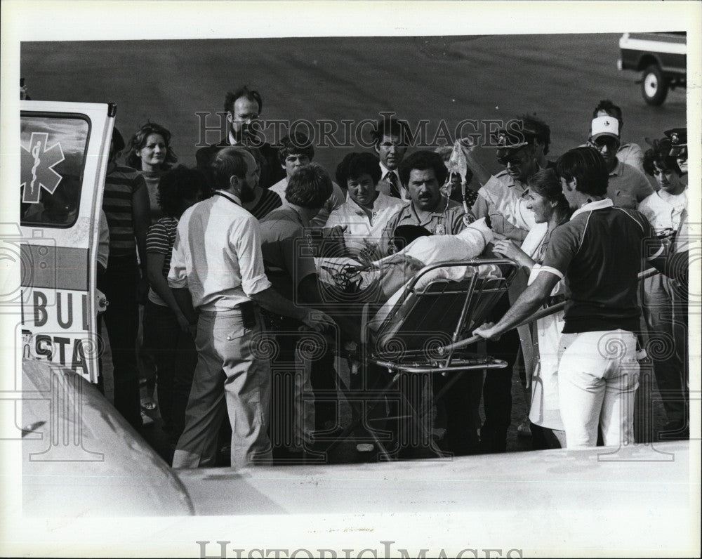 1983 Press Photo John Faragi on his way to California via plane - Historic Images