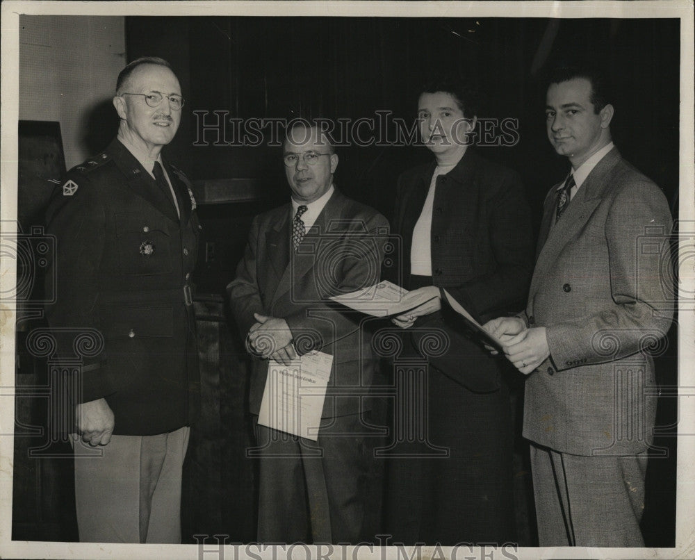 1952 Press Photo Maj. Gen. Charles Helmick, William Farrell, Mrs. Loughman - Historic Images