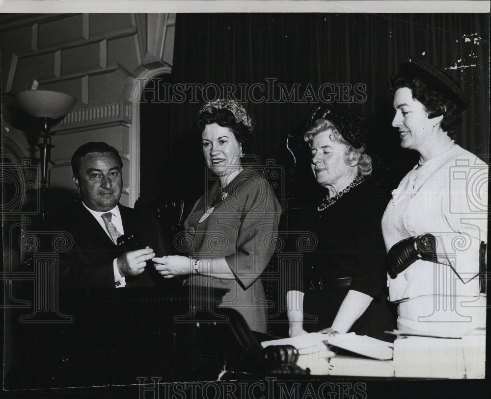 1963 Press Photo Sen. John Powers, Mary Fantasia, Eileen Garrity, Peggy Breem - Historic Images