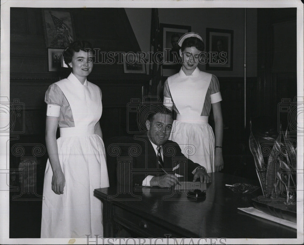 1956 Press Photo Mayor Edward Sullivan with student nurses H. Fanning &amp; M. Beck - Historic Images