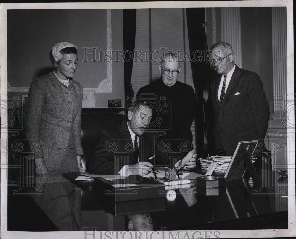 1958 Press Photo Gov. Furcolo sign proclamation of Officers for Mass.Hosp. Assoc - Historic Images