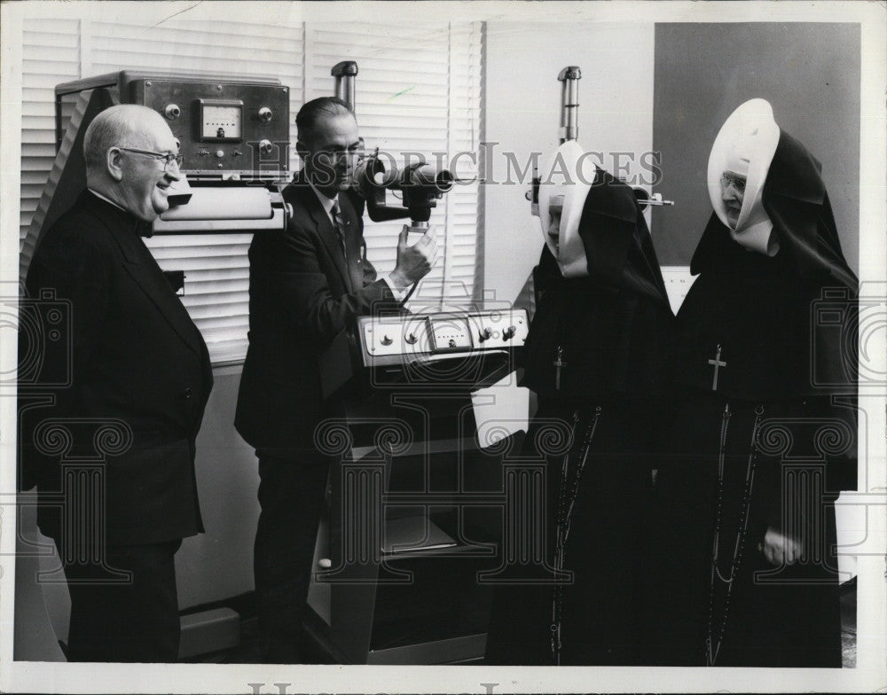 1959 Press Photo Frank Dreisinger explains radiological table to Msgr. Dalton - Historic Images