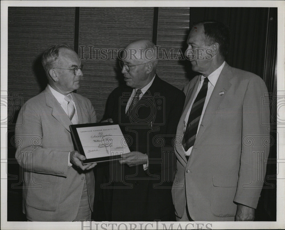 1952 Press Photo William Foster awarded by Dr. Ernest Daland, Dr. Charles Lund - Historic Images