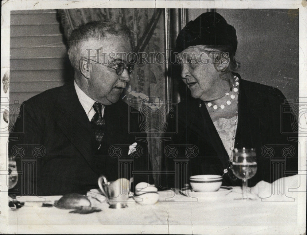 1934 Press Photo Dr.Alan Roy Dafoe, famous Doc. with Mrs. James Roosevelt. - Historic Images