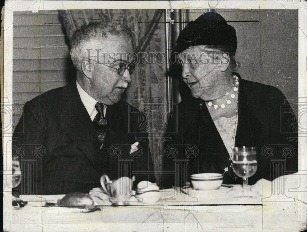 1934 Press Photo Dr.Alan Roy Dafoe,famous Doctor with Mrs.James Roosevelt. - Historic Images
