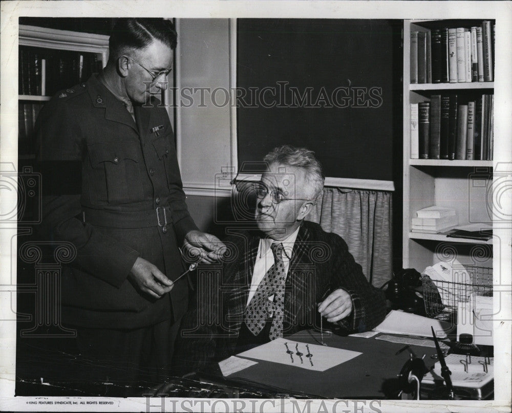 1940 Press Photo Dr. Allan Roy Dafoe and Lt.Col W.W.Johnson hold a name tag. - Historic Images