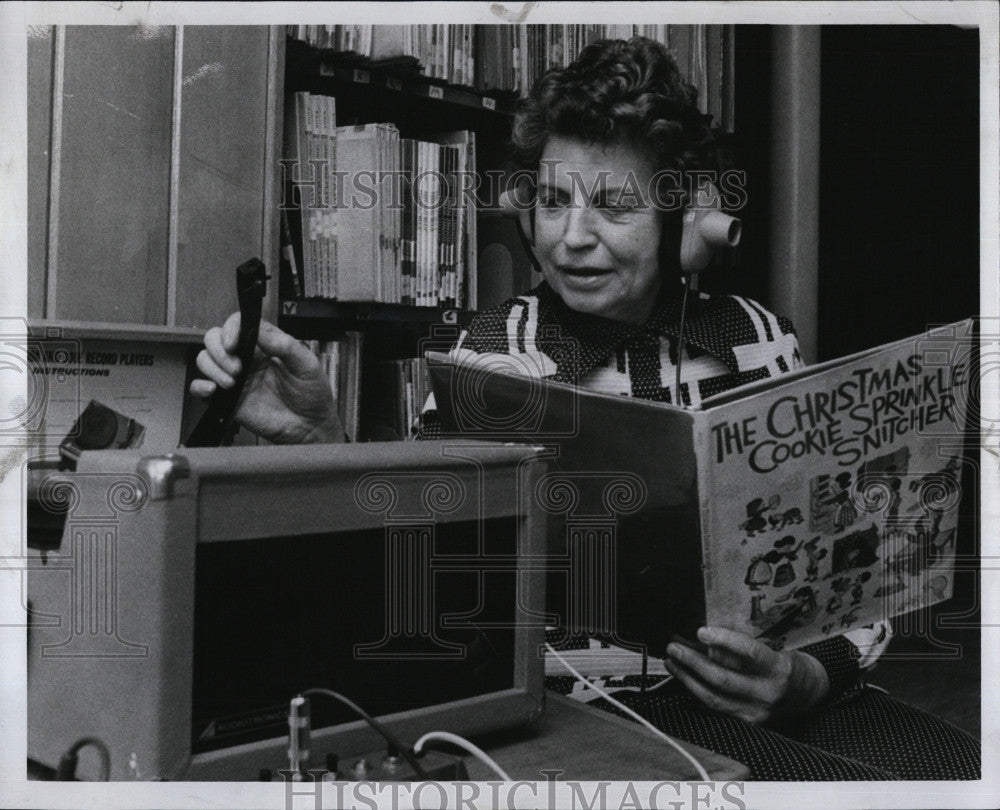 Press Photo Eleanor Day,Librarian checks her Dial-A-Story program in Danvers. - Historic Images