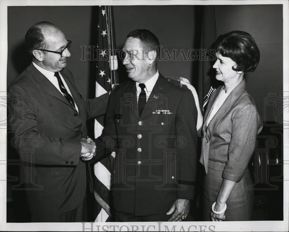 1968 Press Photo Franklin R.Day,pinned a Eagles Of Full Colonel. - Historic Images