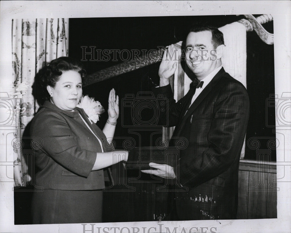 1969 Press Photo Dorothy Lambias sworn in by Edmund Buckley (Register of Deeds) - Historic Images