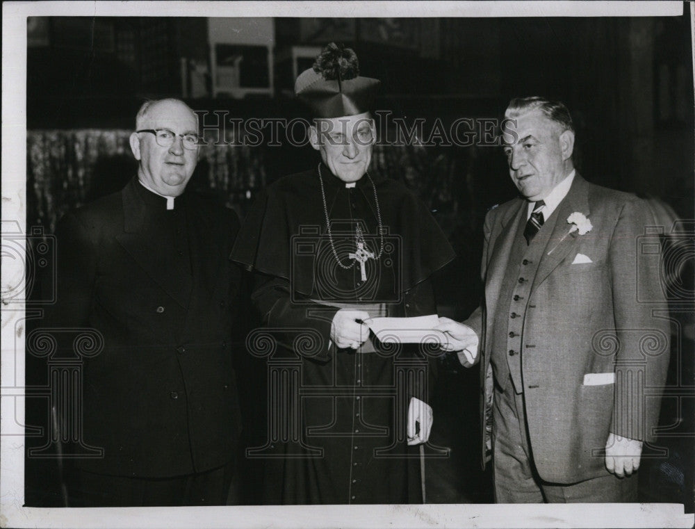 1954 Press Photo Archbishop Cushing receives contribution from William Hearn - Historic Images