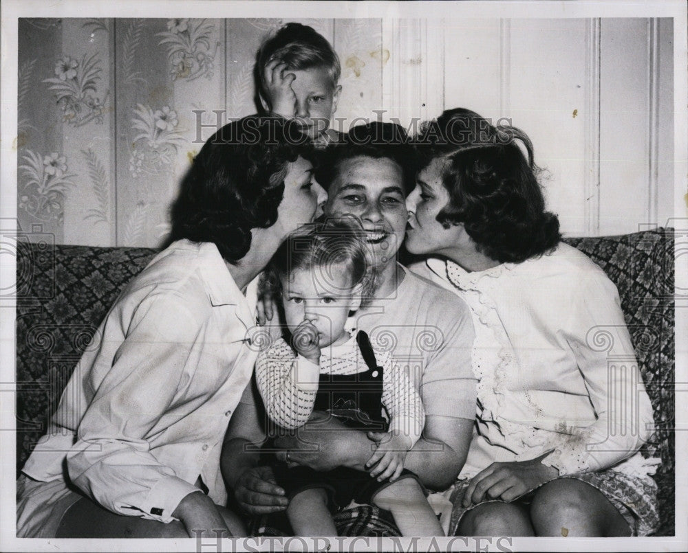 1962 Press Photo Mrs. Mary Lally kissed by children Peggy, Barbara &amp; James - Historic Images