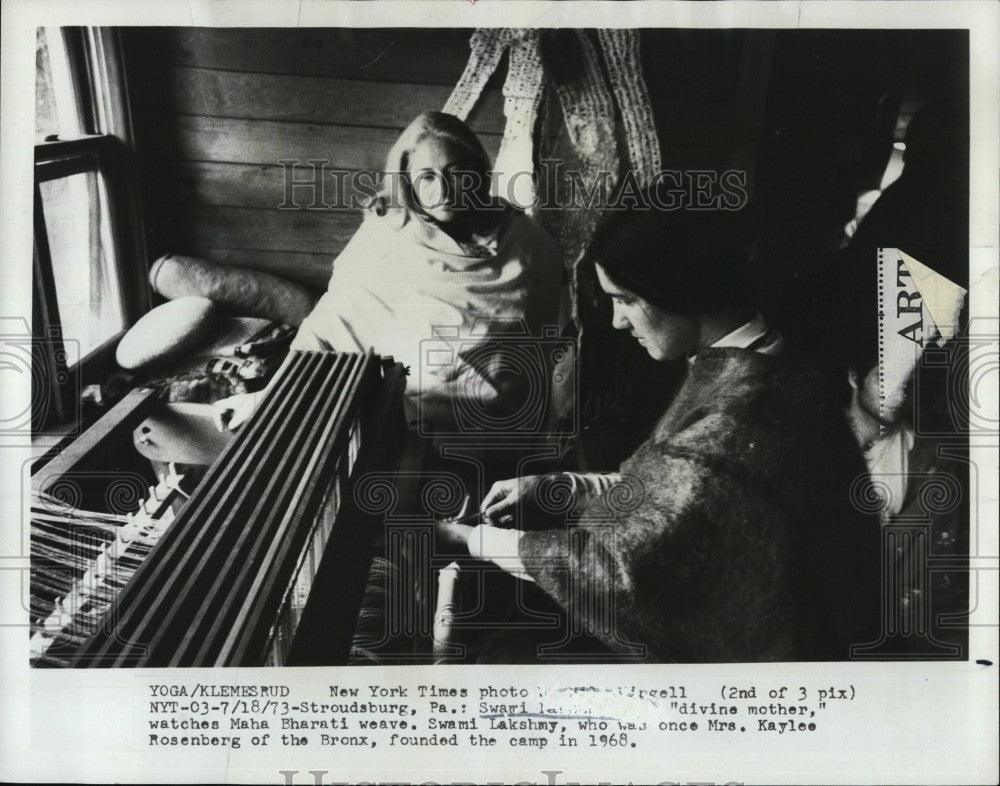 1973 Press Photo Swami Lakshmy &quot;Divine Mother&quot; watches Maha Bharati weave - Historic Images