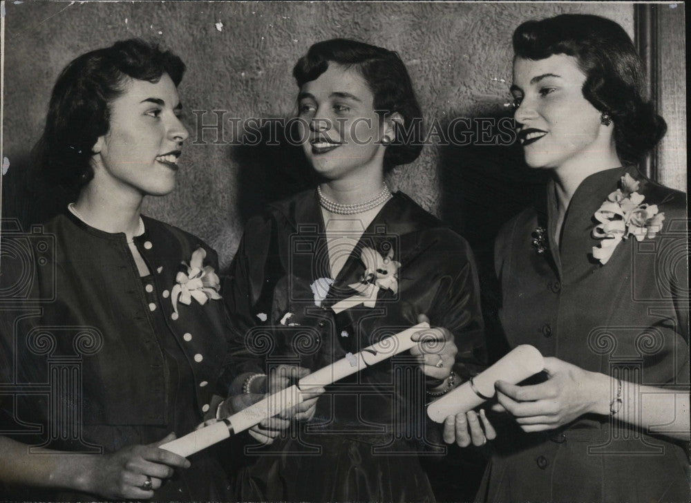 1954 Press Photo Mildred Corcoran, Patricia Murphy, Rosemary Donahue at Emmanuel - Historic Images