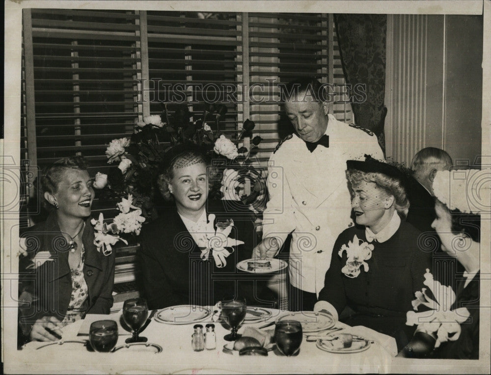 1952 Press Photo Mrs. Kern receiving a piece of Hotel Ritz&#39; birthday cake - Historic Images