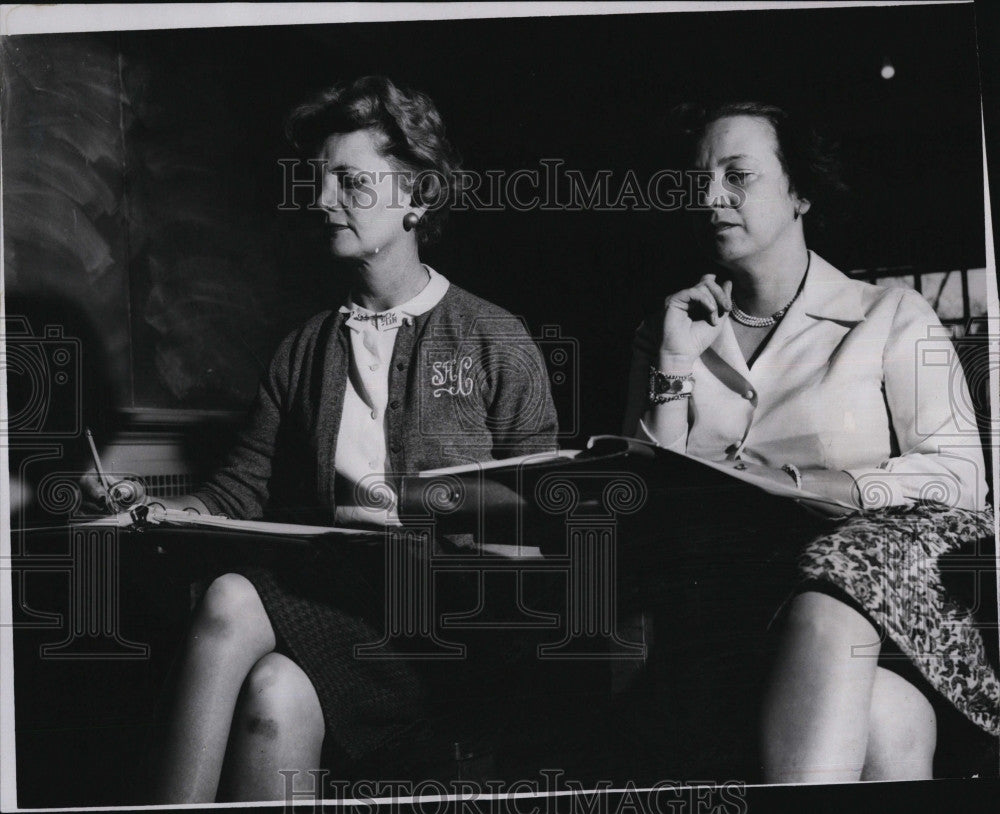 1962 Press Photo Mrs. Kenneth Corcoran &amp; Mrs. Bertram Petkun  at Radcliffe Col. - Historic Images