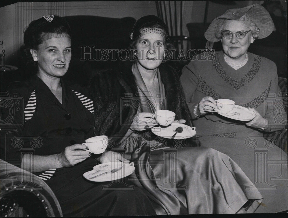 1951 Press Photo Mrs. Thomas Coady, Mrs. Sullivan, Margaret Moughan Have Tea - Historic Images