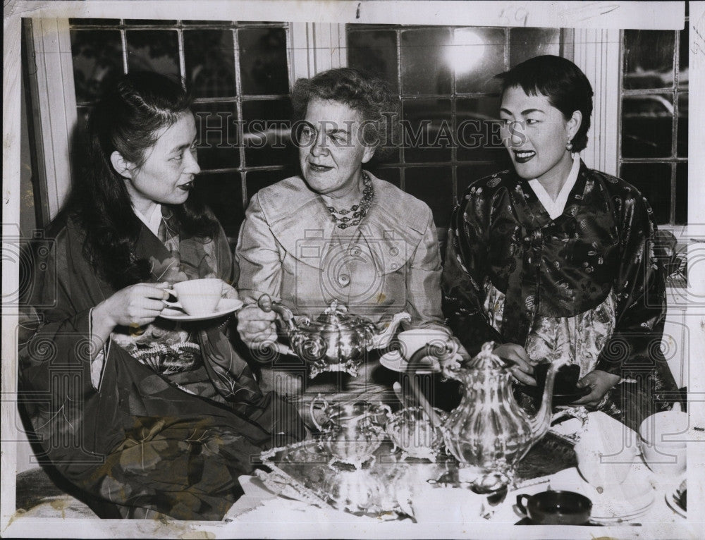 1955 Press Photo Sadako Imamura, Frances Kim, Students at Tea - Historic Images