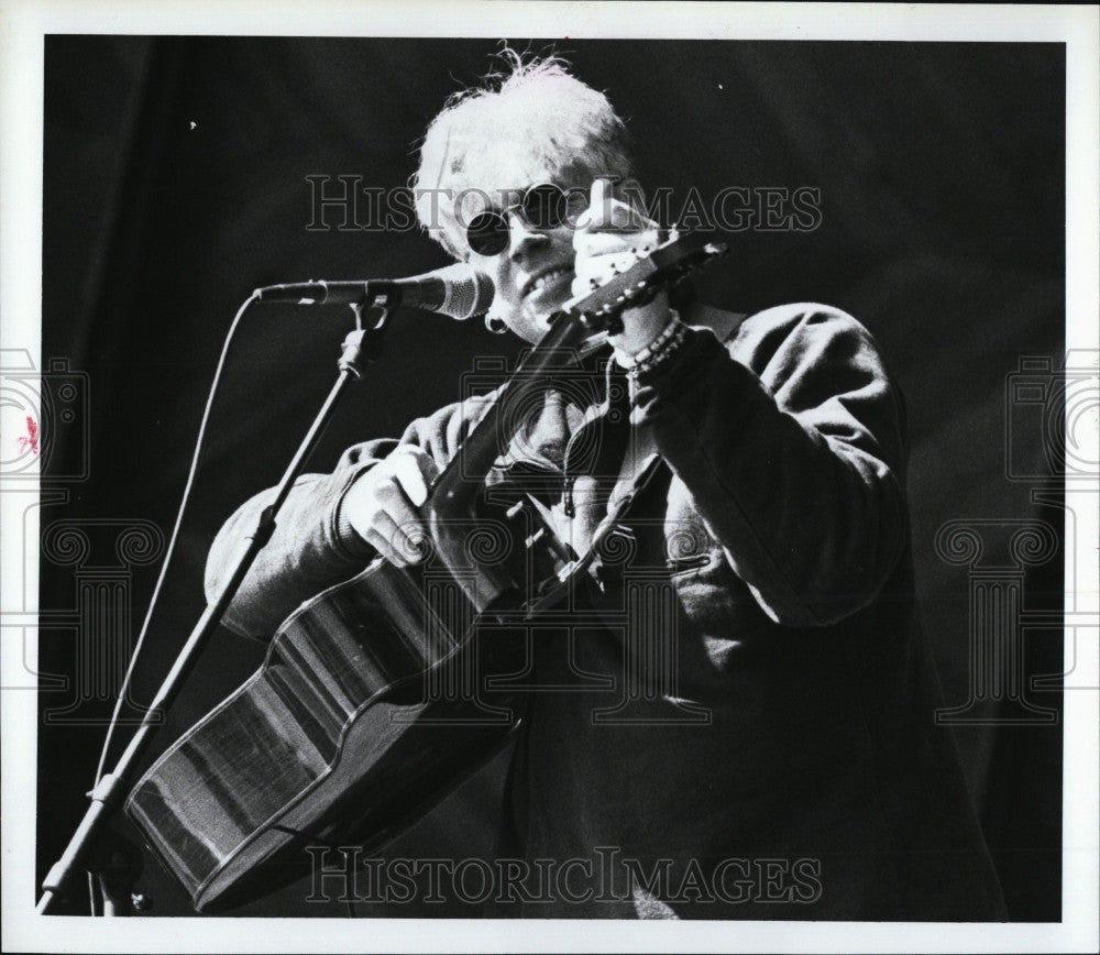 1996 Press Photo Bruce Cocleburn performs on stage at Hatch Shell concert - Historic Images