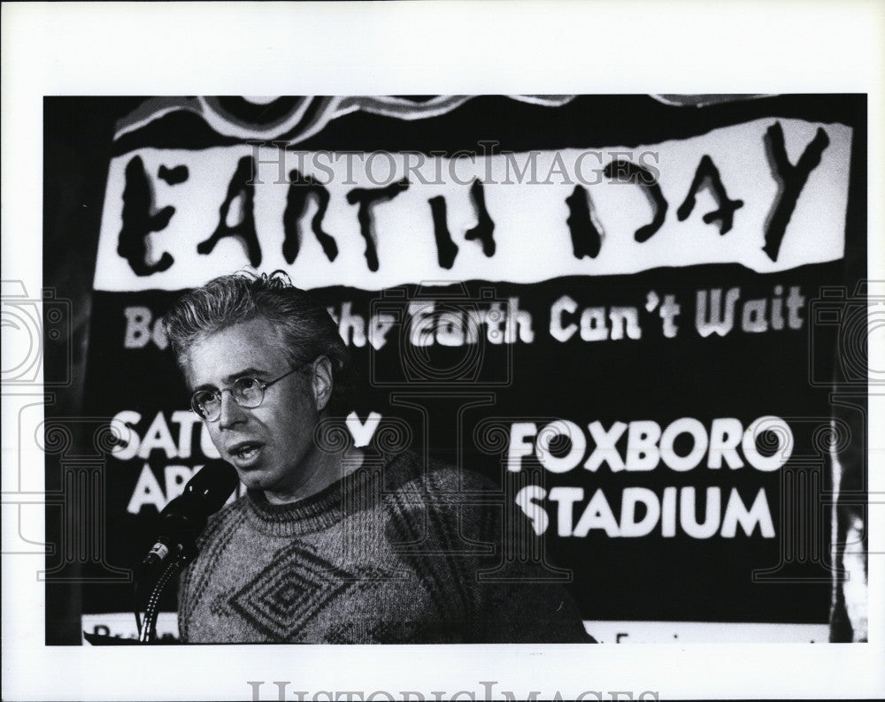 1991 Press Photo Bruce Cocleburn performs for  Earth Day - Historic Images