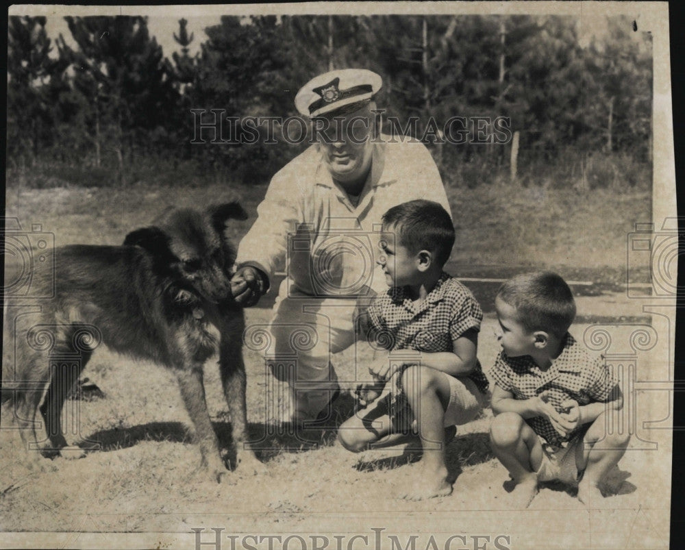 1961 Press Photo Tippy (Dog) Capt. Schley, Rickie, Noah - Historic Images