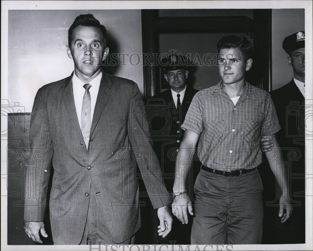 1962 Press Photo Walter Schillemat, accused of killing girlfriend w/ Detective - Historic Images