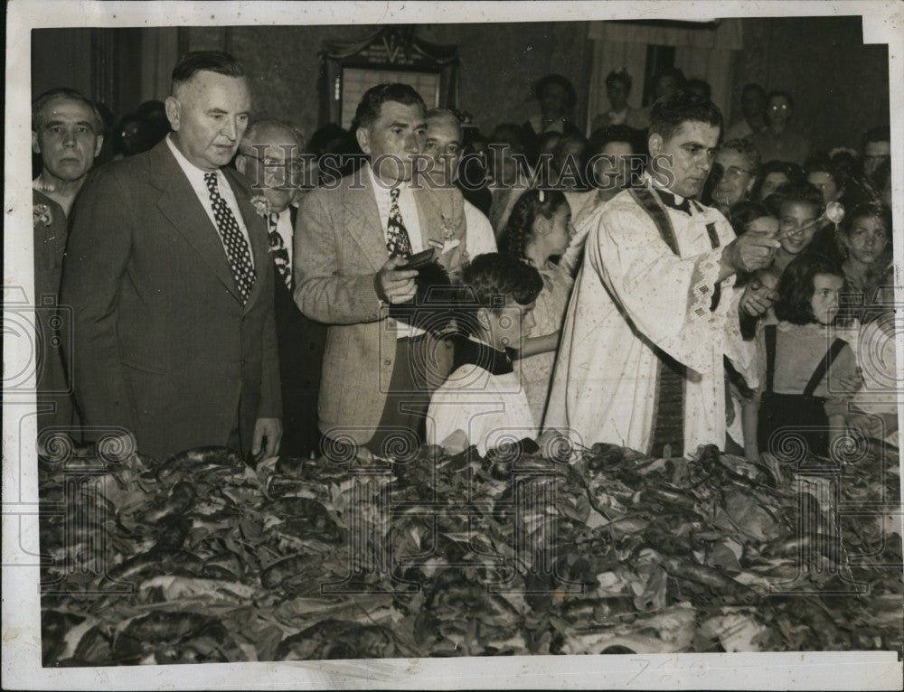 1946 Press Photo Mayor John Lynch, Rev. Charles Saudade of St. Anthony&#39;s Church - Historic Images