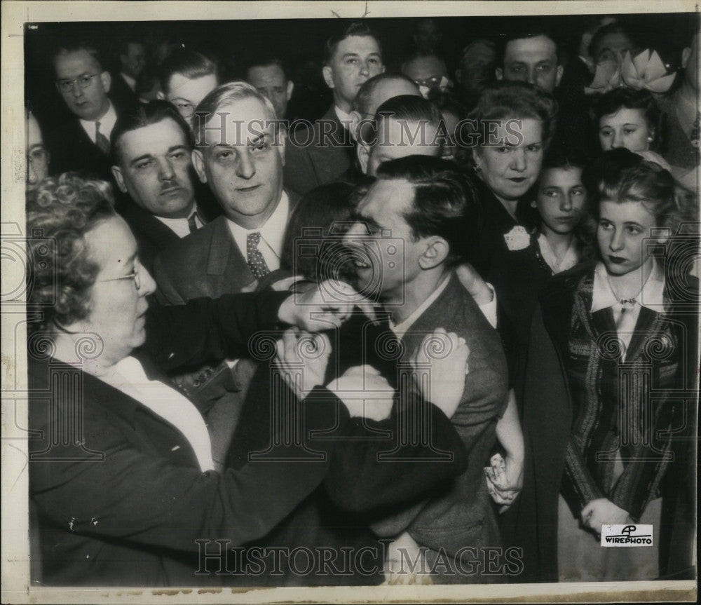 1943 Press Photo Eugene Schmittling, wife Sylvia, Policewoman A. Whitehead - Historic Images