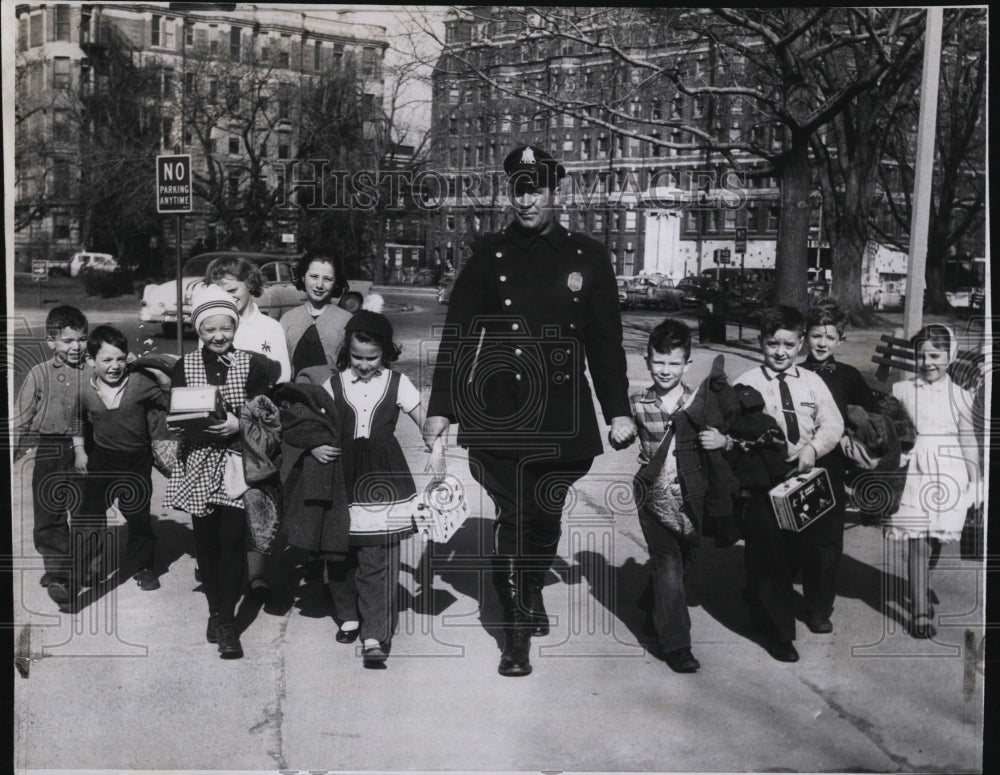 Press Photo MDC Officer Walter Whalen With School Children Carrying Coats - Historic Images