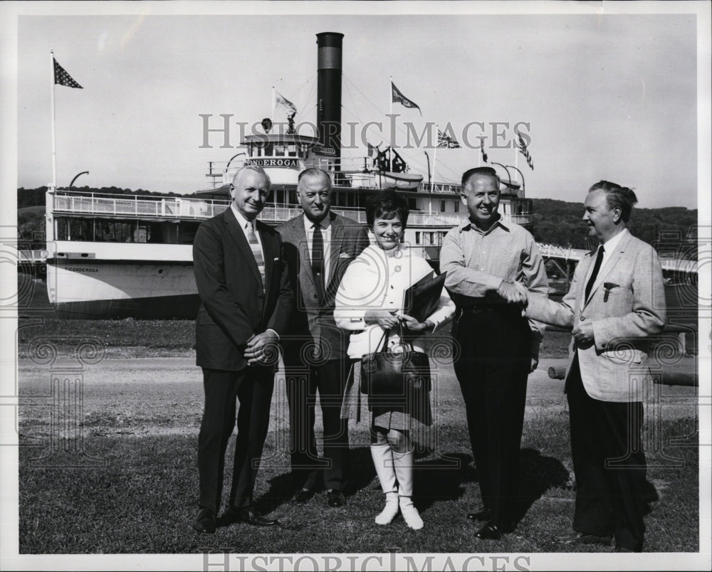 1968 Press Photo Museum President J. Watson With Mr. &amp; Mrs. Leo Lichwiarz - Historic Images