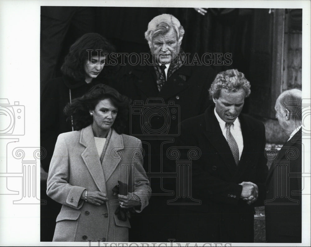1994 Press Photo Sen. Kennedy & Wife Victoria At Thomas O'Neill Memorial - Historic Images